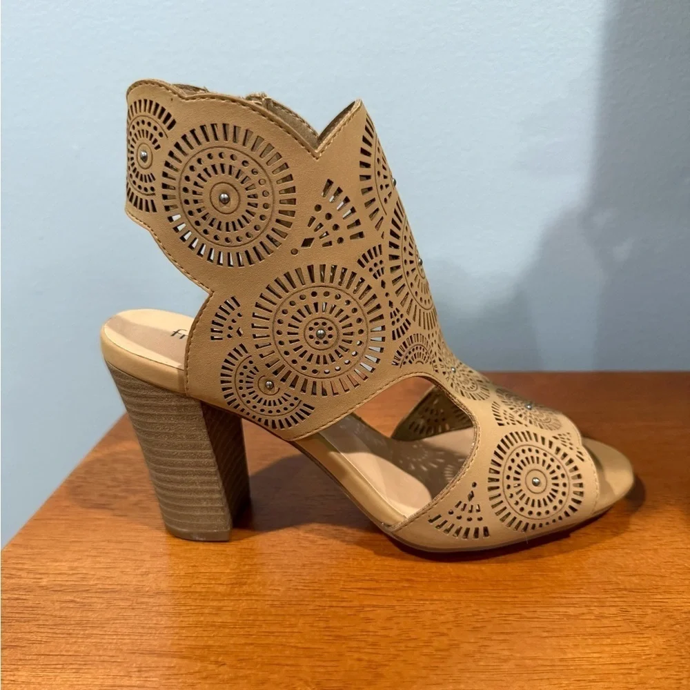 FRANCESCAS Bendetti scalloped Women's Tan Block Heel Sandals/size 6